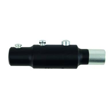 Ein schwarzer zylindrischer Verbindungsadapter mit Metallfittings an beiden Enden, dargestellt auf weißem Hintergrund.