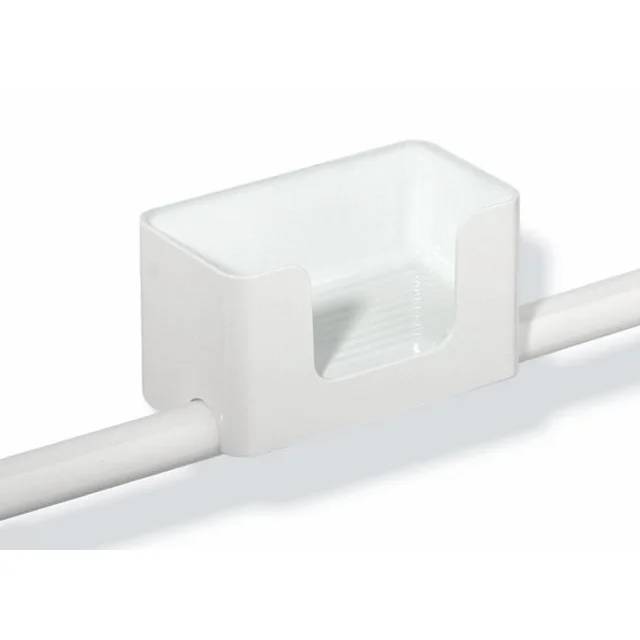 Weiße Kunststoffkabelklemme, die ein Kabel oder Rohr vor einem einfachen weißen Hintergrund hält.