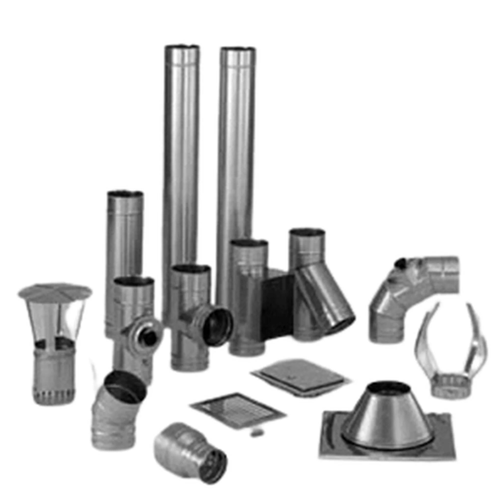 Assortierte Metall-HLK-Schornstein- und Lüftungskomponenten, einschließlich gerader Rohre, Bögen, Kappen und Adapterfittings auf weißem Hintergrund angeordnet.