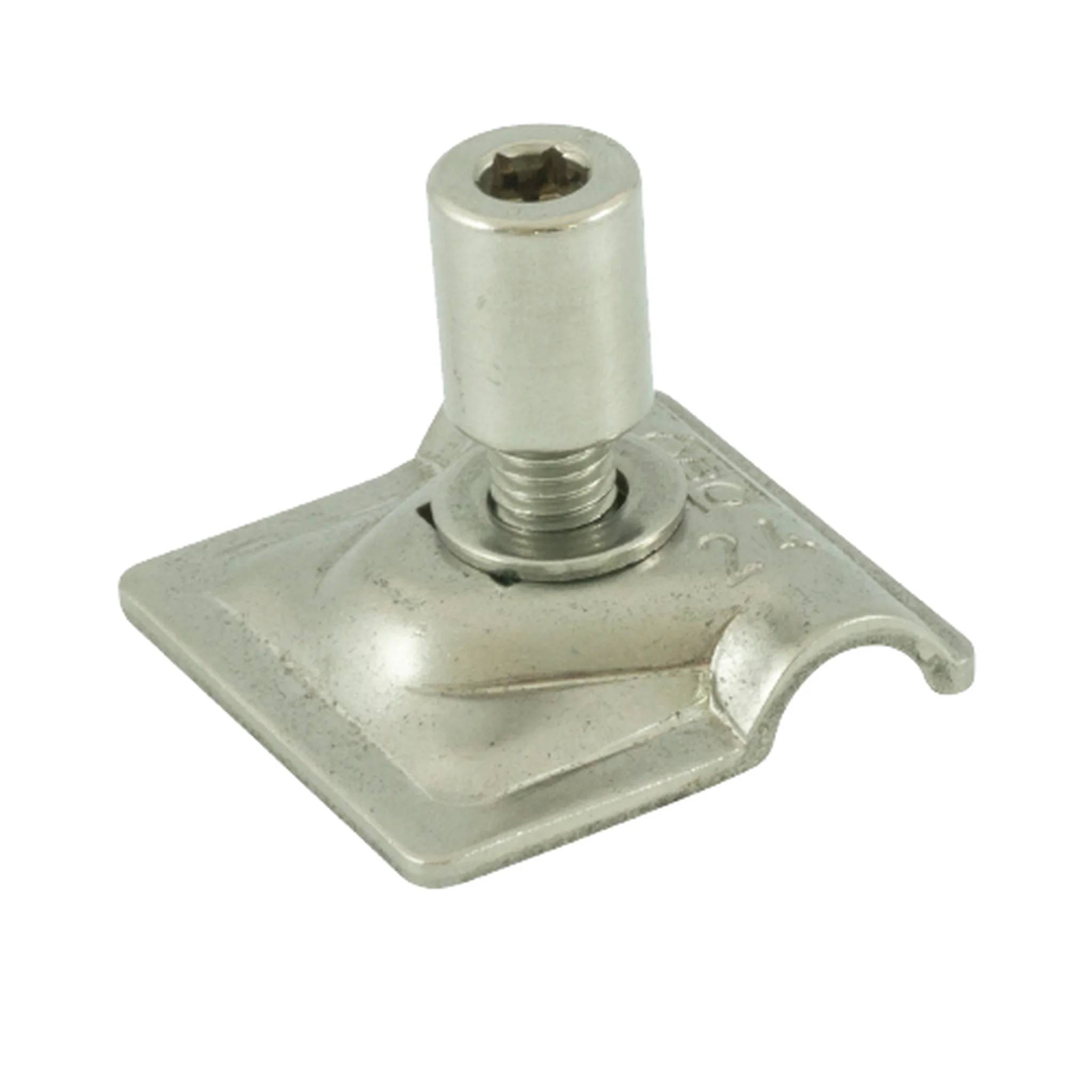 Metallmontageclip mit verschraubtem Sechskant-Buchsenstutzen auf quadratischer Grundplatte, isoliert auf weißem Hintergrund.