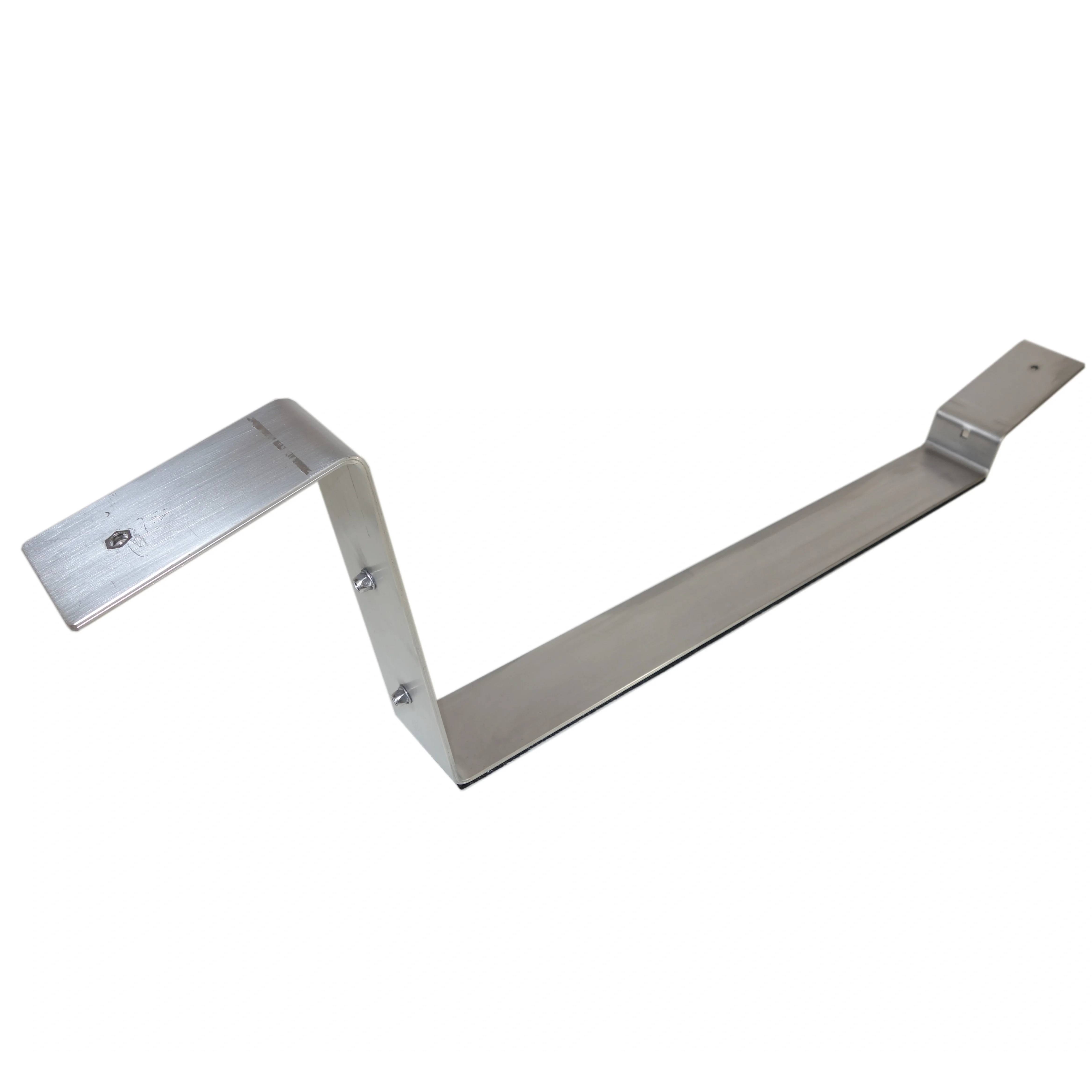 Gebogene Metallhalterung mit zwei flachen Befestigungslaschen und einem langen abgewinkelten Arm, isoliert auf weißem Hintergrund dargestellt.