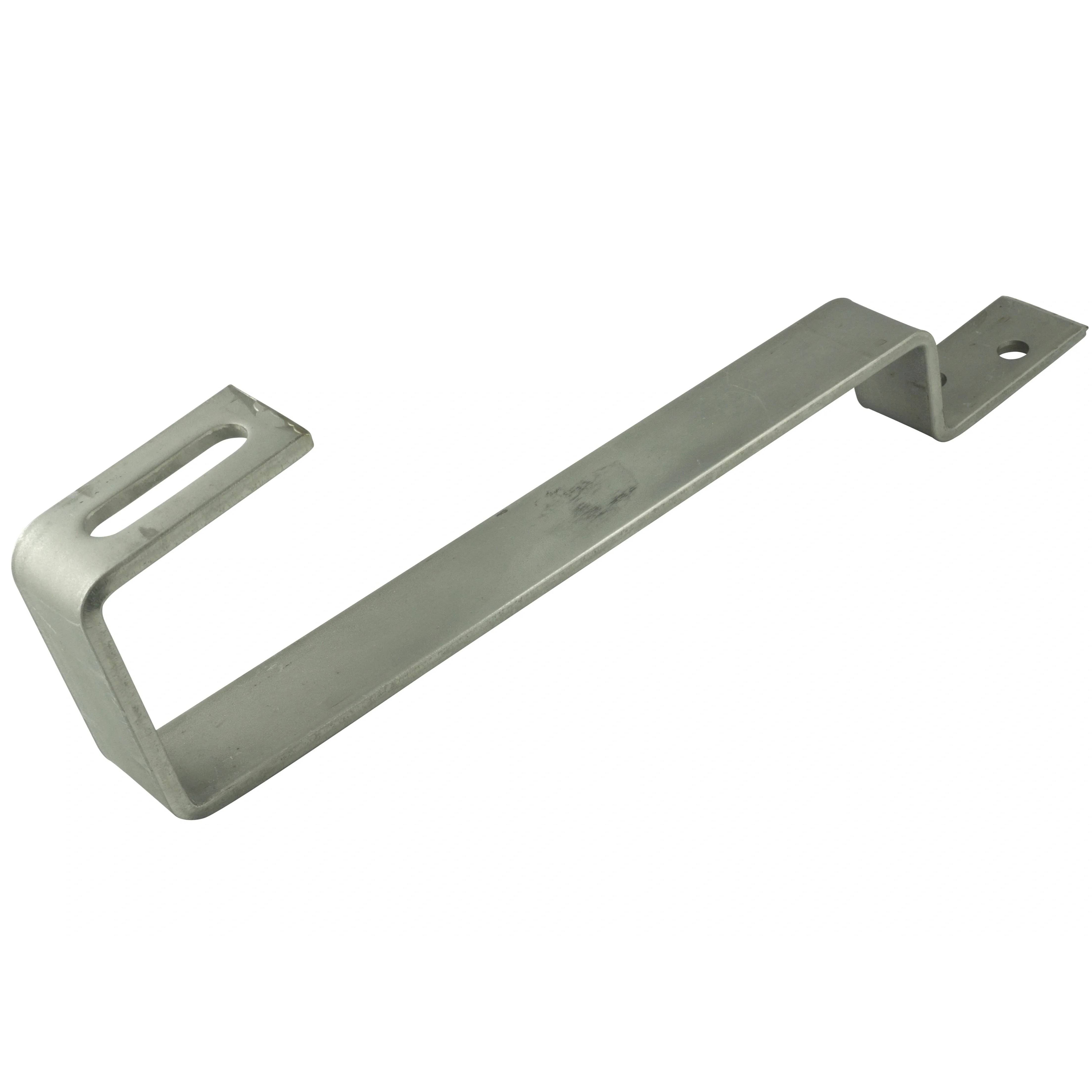 Silbernes Metallmontageklammer mit langem flachem Arm, geschlitztem Ende und einem Loch zum Befestigen.