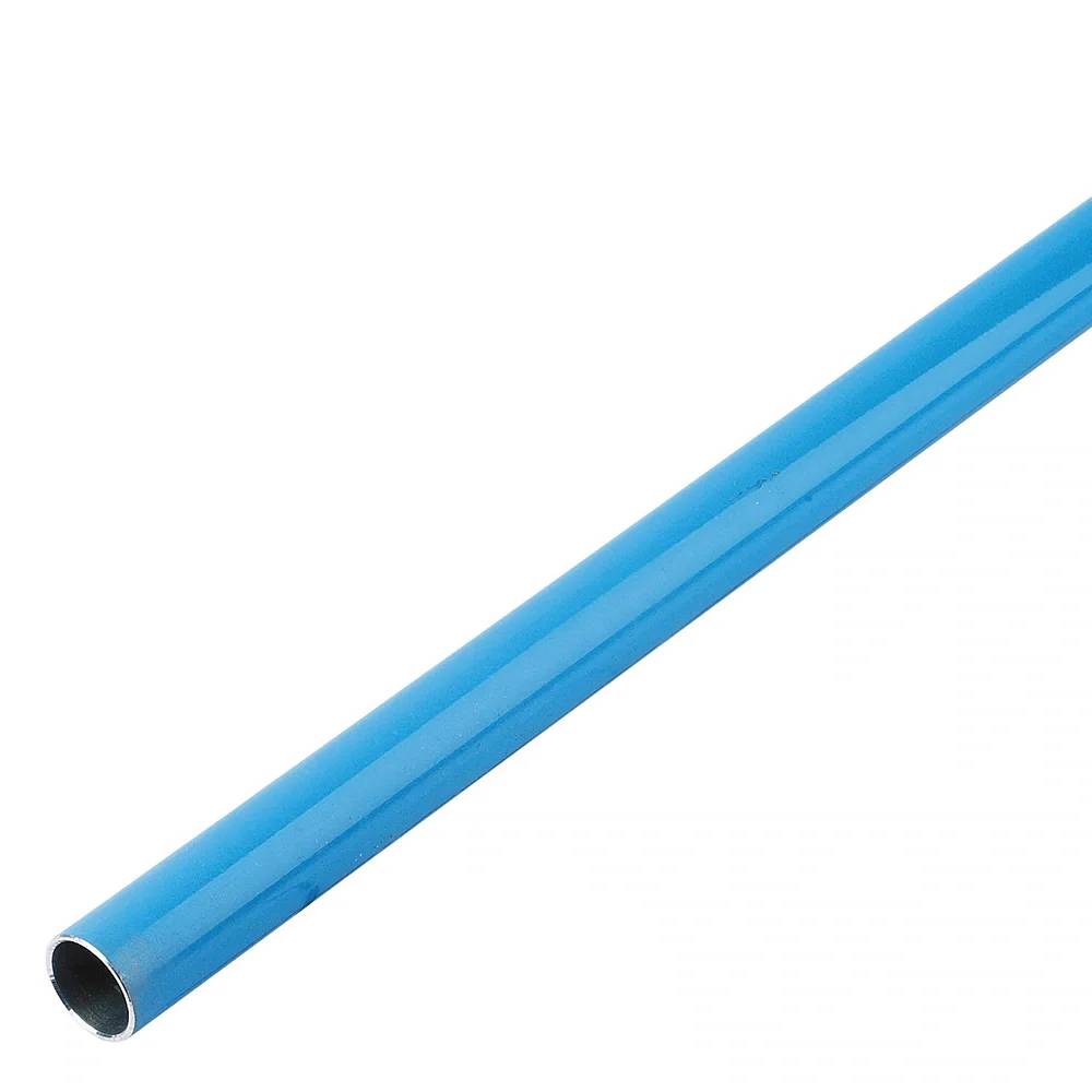 Blau gefärbtes zylindrisches Metallrohr, diagonal auf weißem Hintergrund angeordnet.