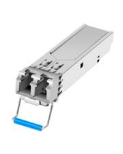 Kleines optisches Transceiver-Modul aus Metall mit blauem Zuglasche, isoliert auf weißem Hintergrund dargestellt.