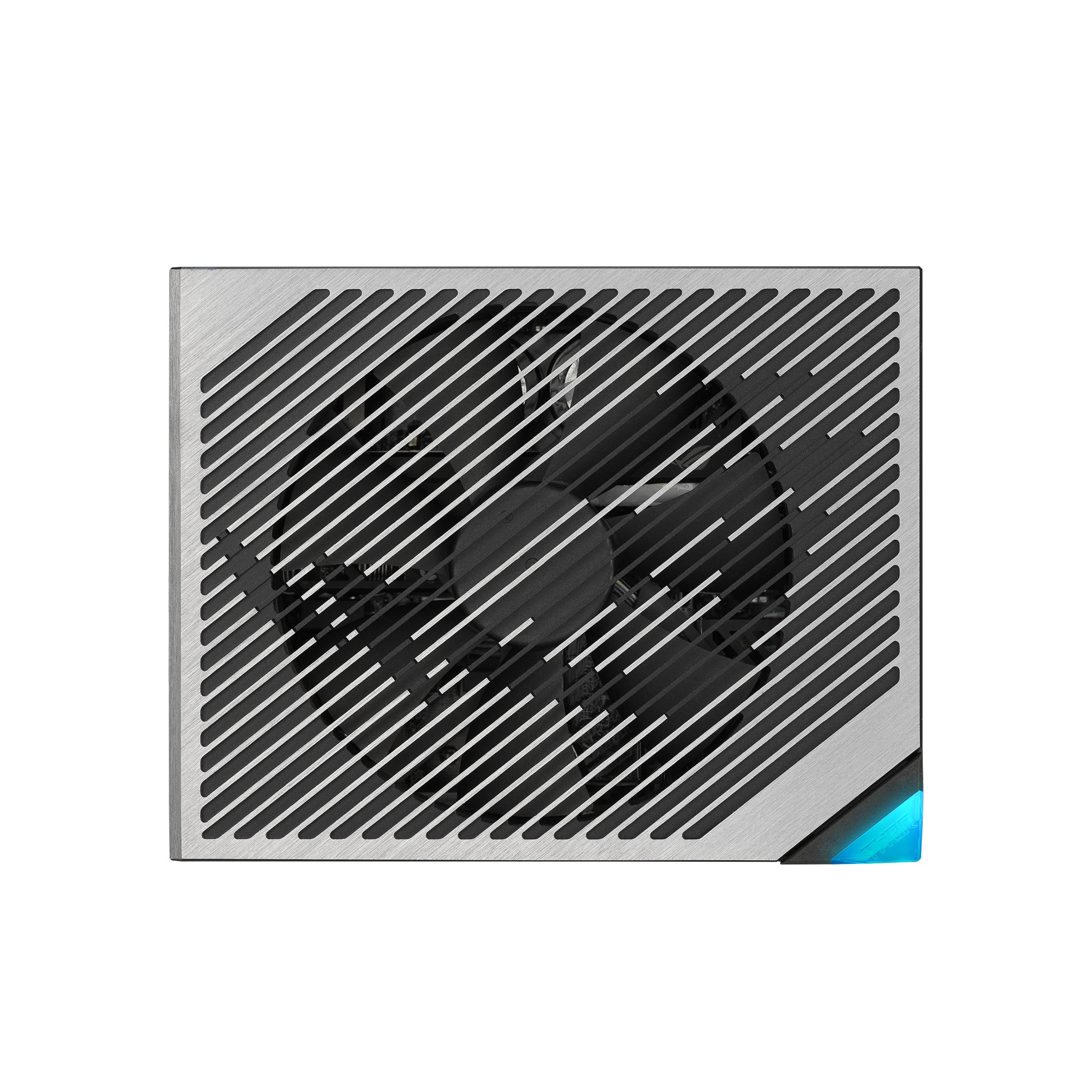 Quadratisches Computerlüftergitter mit diagonalen Lamellen und sichtbaren Lüfterblättern dahinter, beleuchtet durch eine blaue Eckenakzentuierung auf dunklem Hintergrund