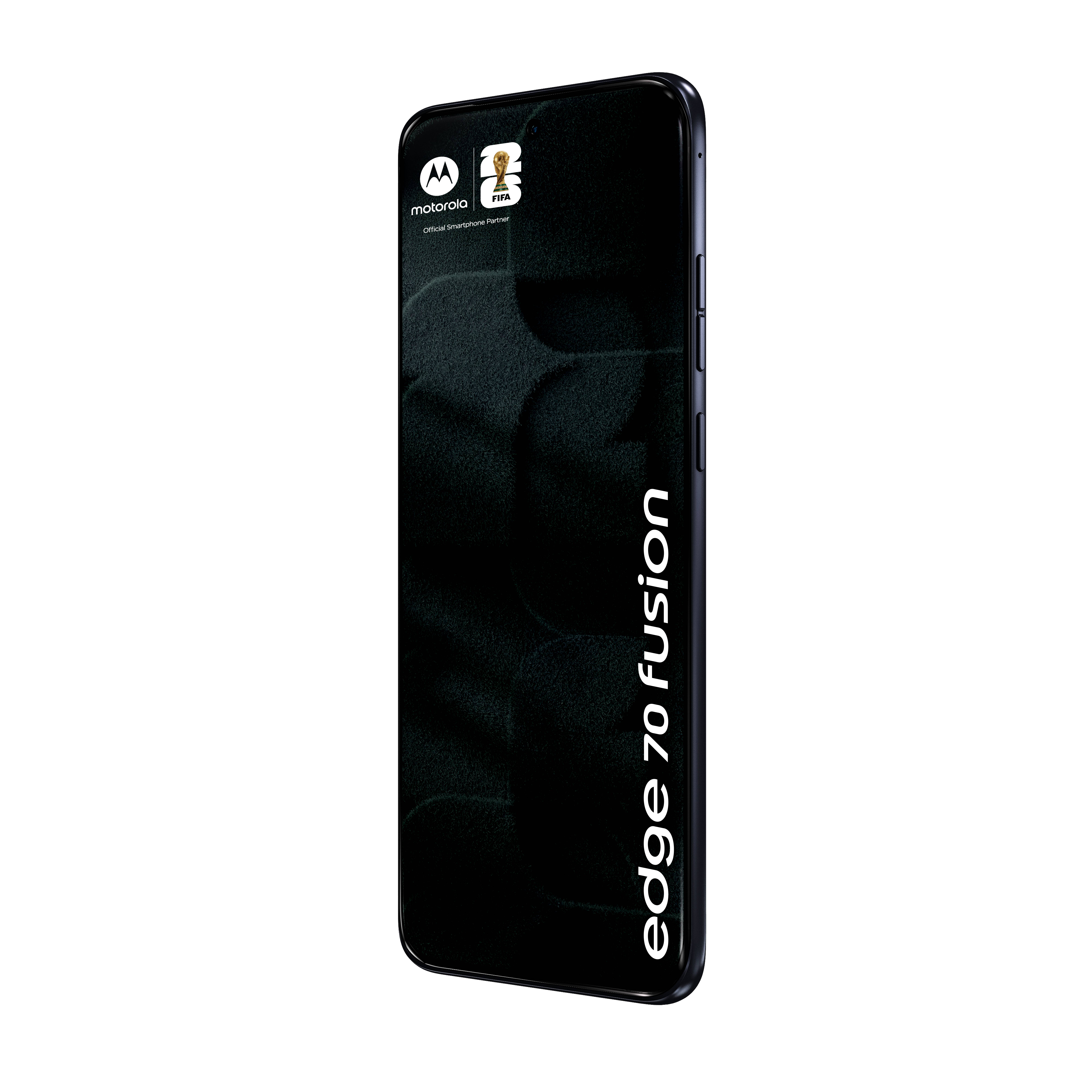 Schwarzes Motorola Edge 70 Fusion Smartphone in Schrägansicht auf dunklem Hintergrund, mit dem Modellnamen auf der Rückseite sichtbar.