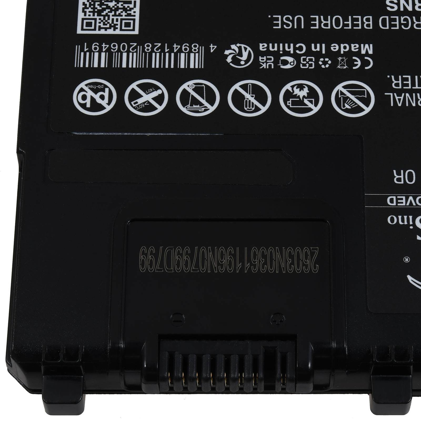 Nahaufnahme eines schwarzen elektronischen Batteriepakets mit Warnsymbolen, Barcode, QR-Code und geformten Steckerverbindungen.