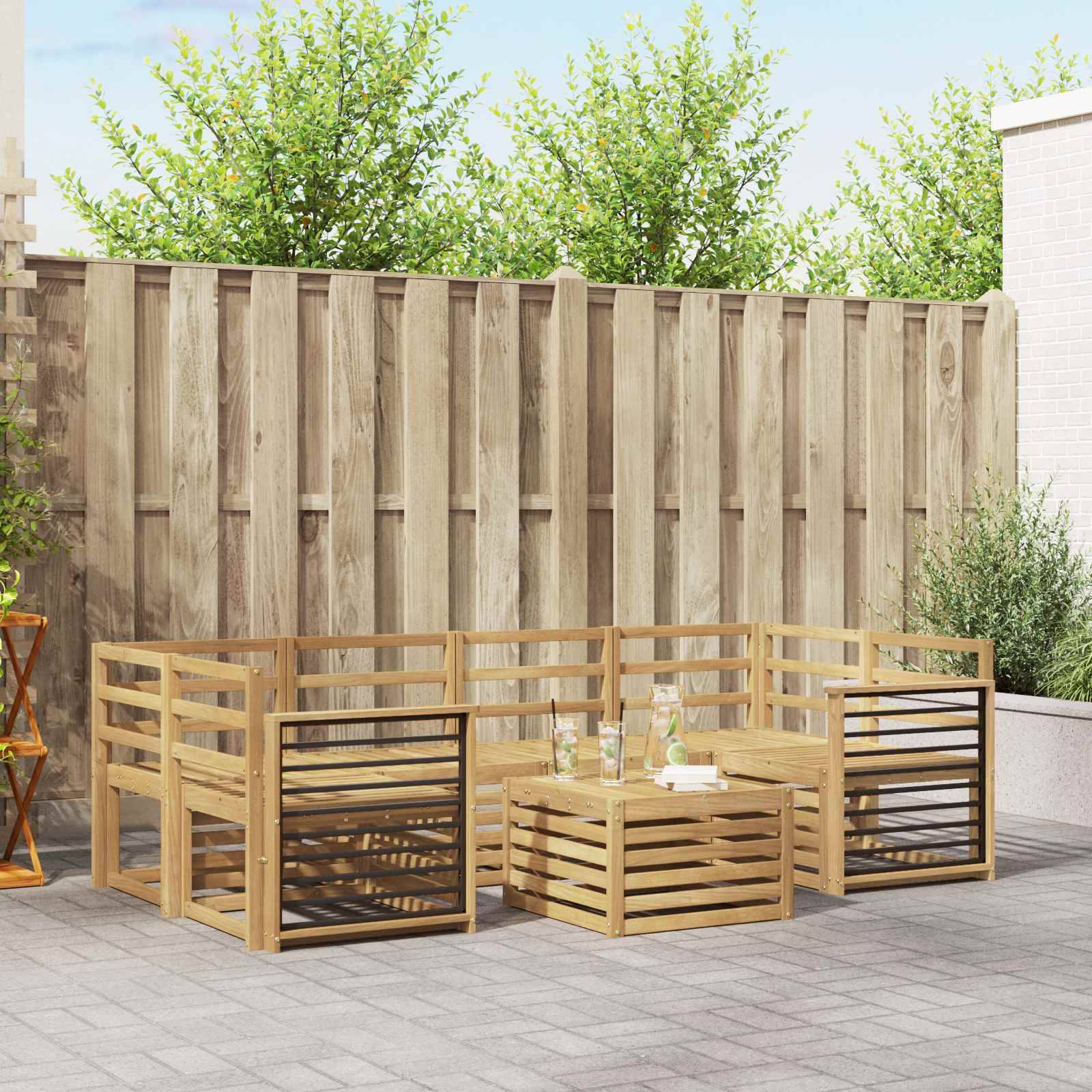 Gartensitzgruppe mit hölzernem Ecksofa, quadratischem Couchtisch und eingezäuntem Hinterhofsetting