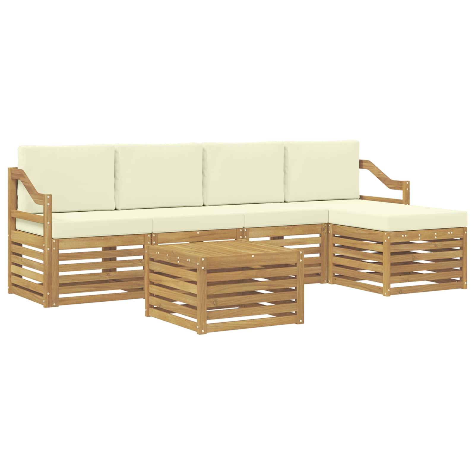 Holzsofa für den Außenbereich mit Eckversion, cremefarbenen Kissen und passendem Beistelltisch mit Lamellenbrett auf weißem Hintergrund.