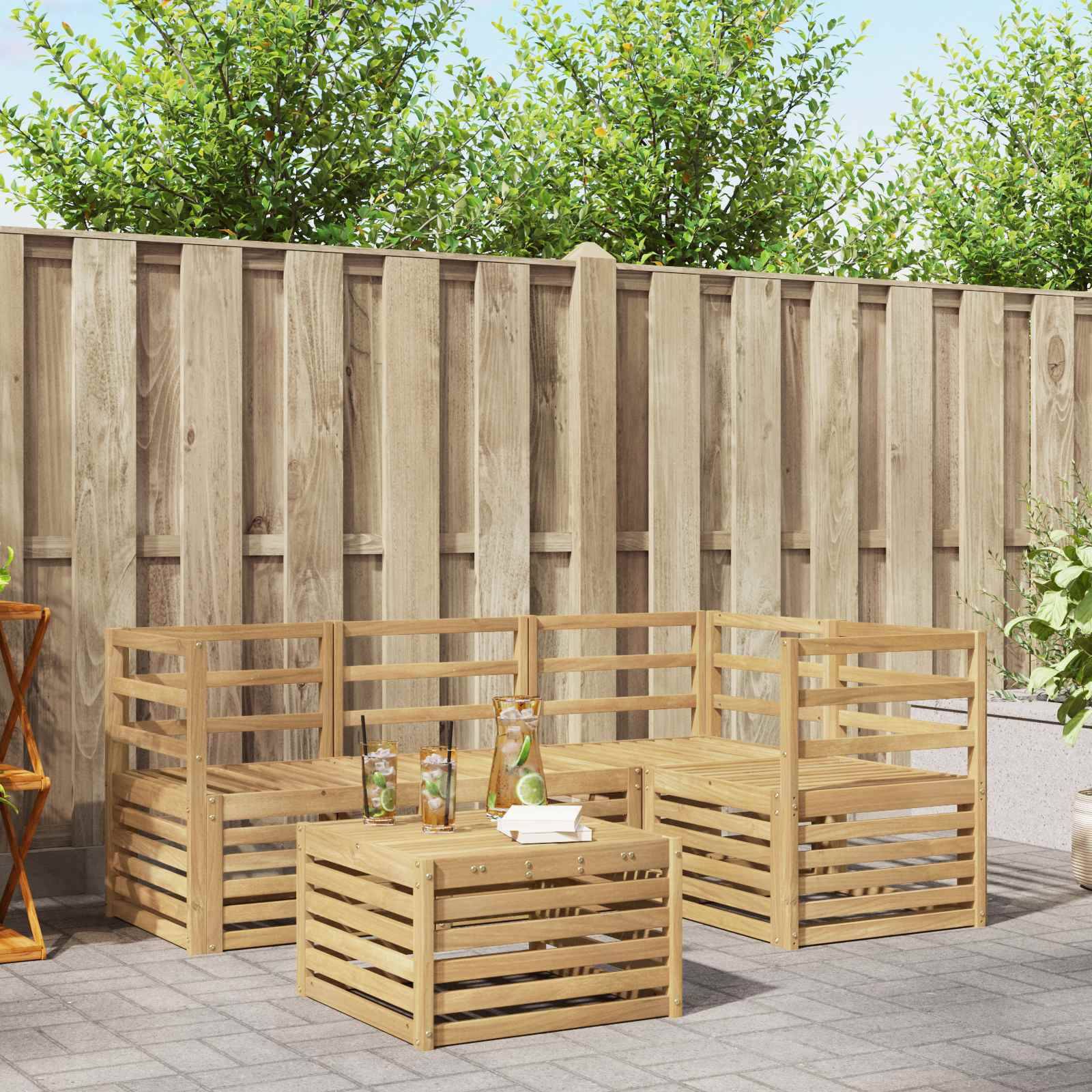 Outdoor-Terrasse mit hellem Holzlatten-Ecksofa und passendem Couchtisch vor einem hölzernen Sichtschutz und Bäumen.