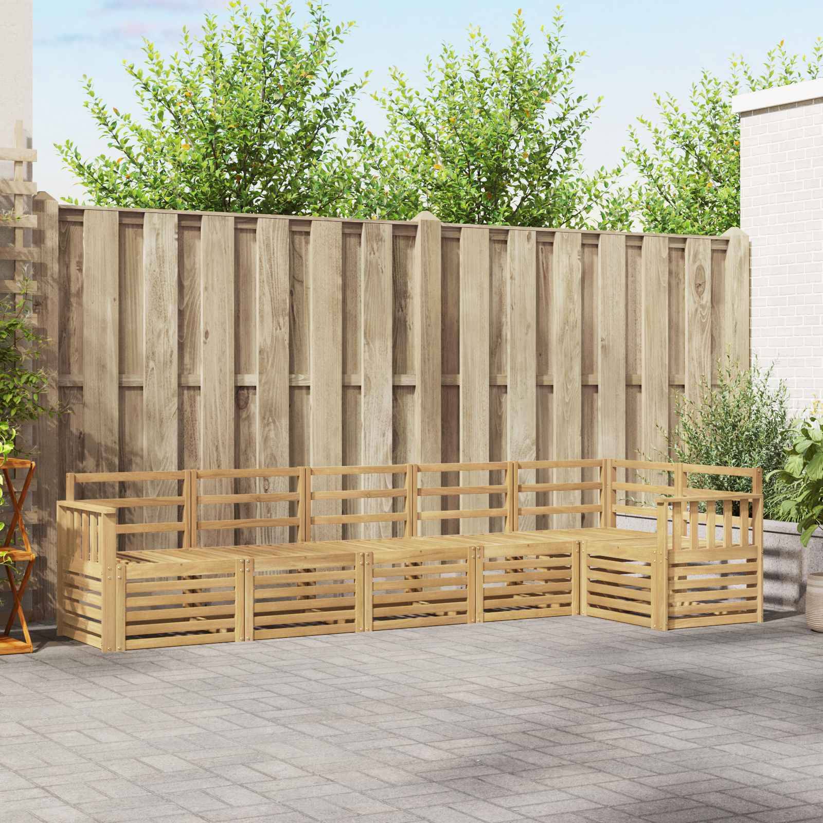 Outdoor-Holz-L-förmige Eckbank mit integrierten Lattenboxen zur Aufbewahrung, auf einer gepflasterten Terrasse vor einem hohen Zaun aufgestellt.
