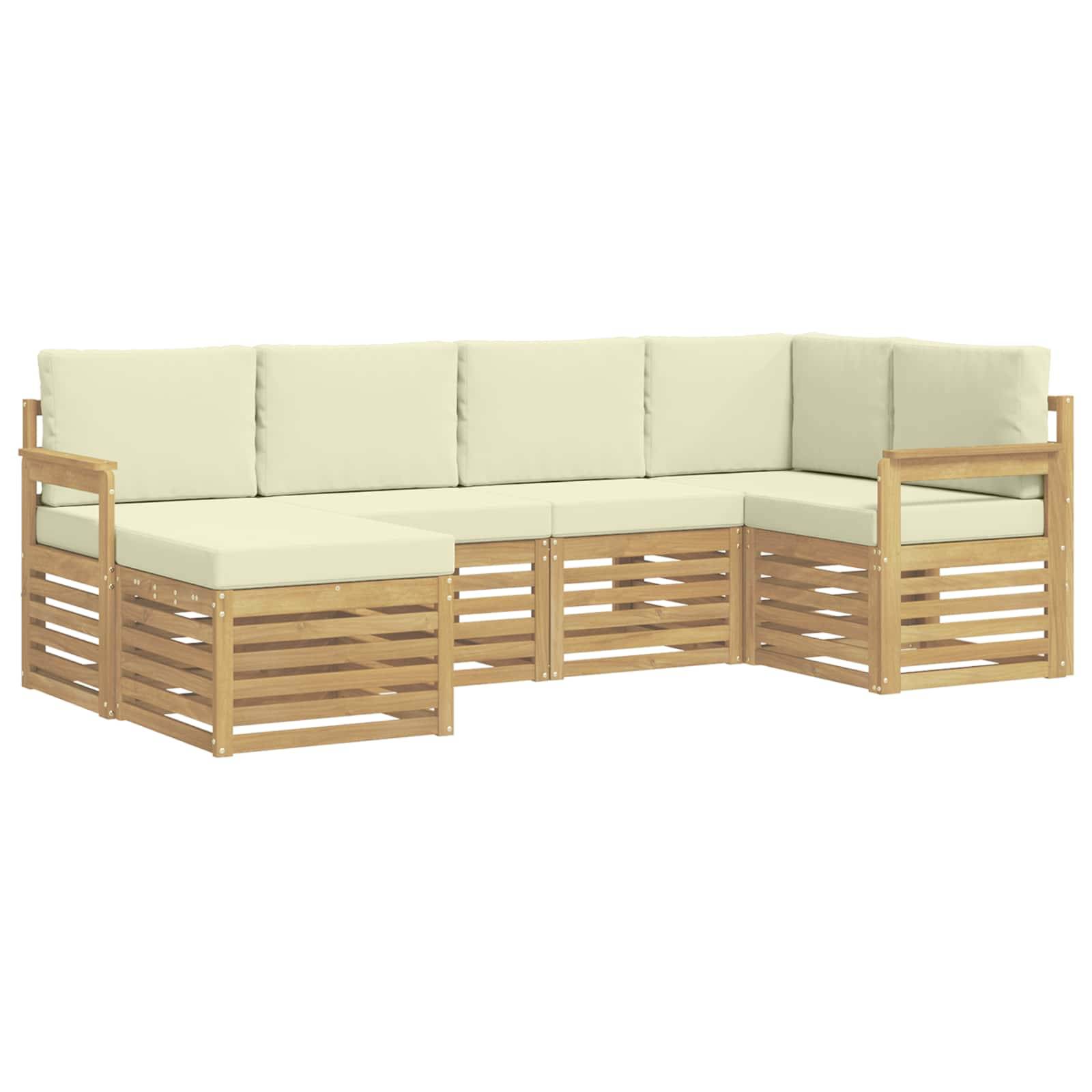 L-förmiges Outdoor-Sitzsystem mit hellen Kissen und Holzlatten-Rahmen auf weißem Hintergrund.