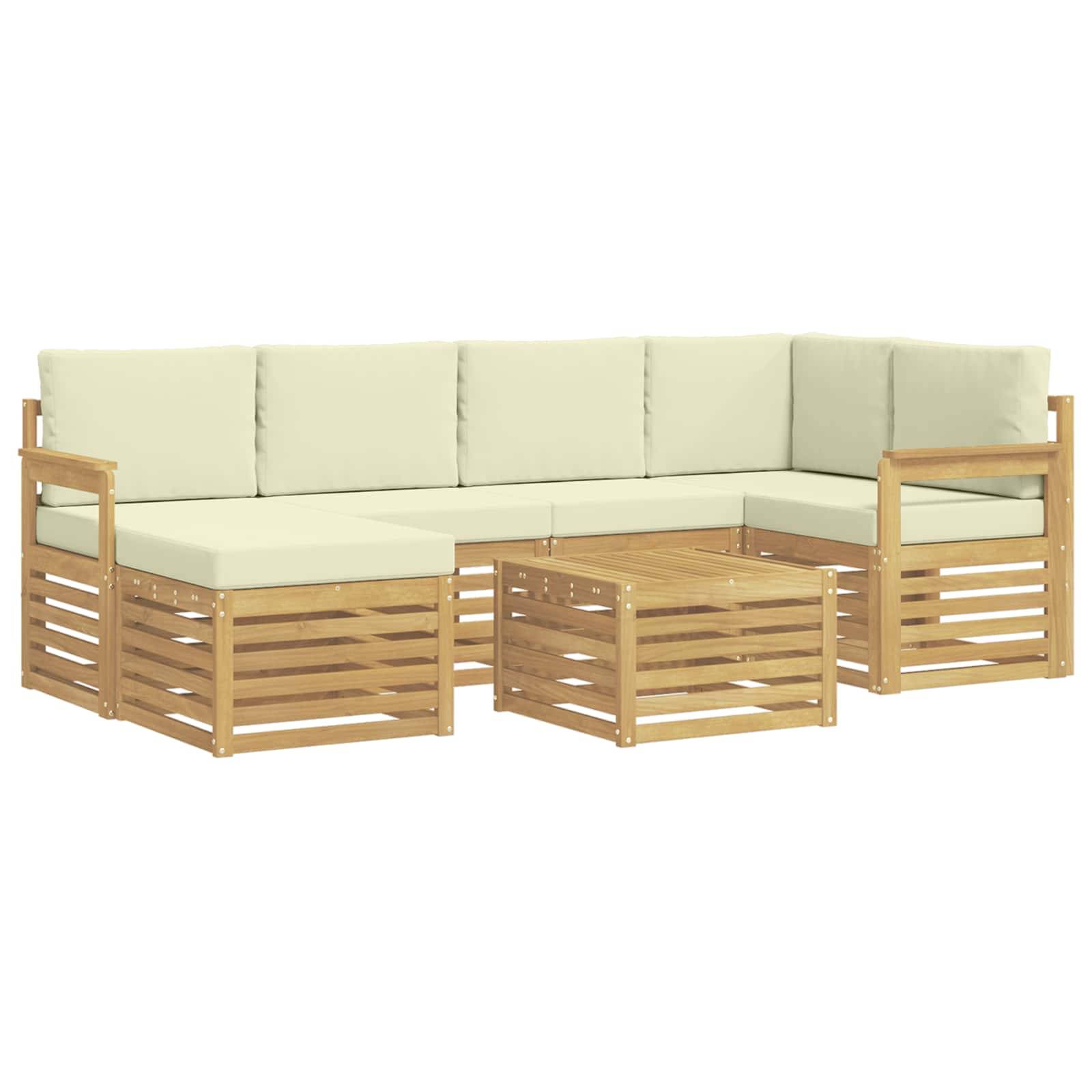 L-förmiges Outdoor-Ecksofa mit hellen Kissen und Holzlatten-Rahmen, plus passendem quadratischen Couchtisch.