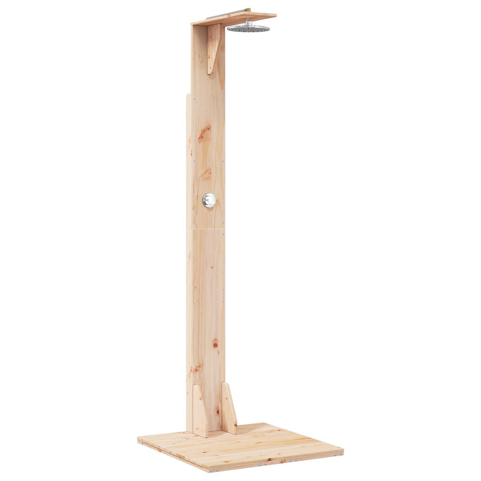 Holzoutdoor-Dusche mit einem hohen vertikalen Pfosten, Duschkopf oben und quadratischer Grundplattform auf einfachem Hintergrund.