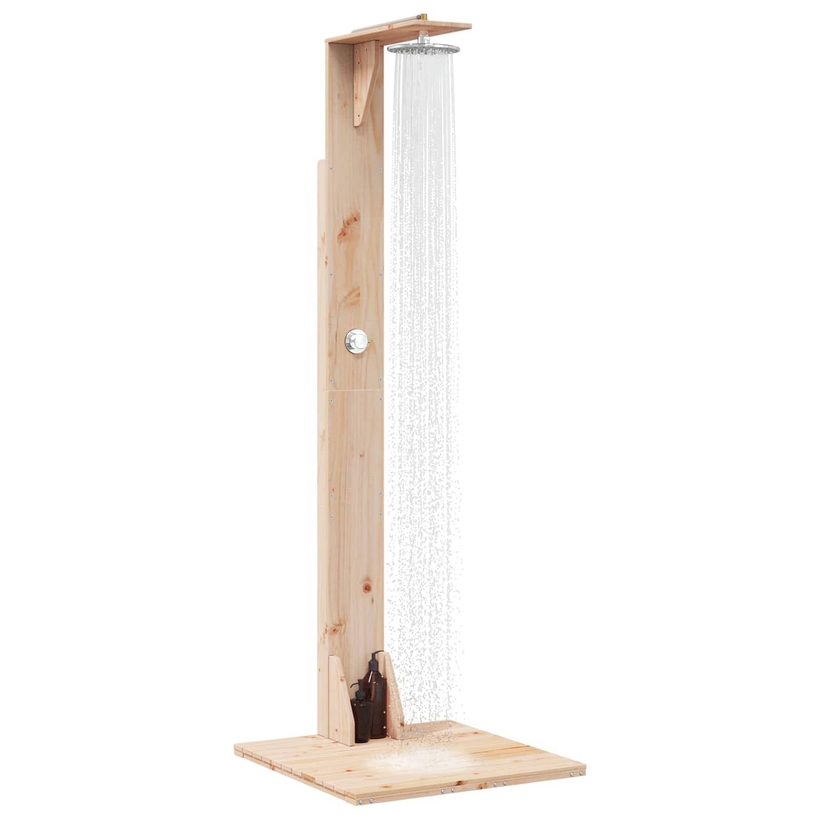 Holzdusche im Freien mit einem hohen vertikalen Panel und Duschkopf oben, der Wasser auf eine quadratische Grundplattform sprüht.