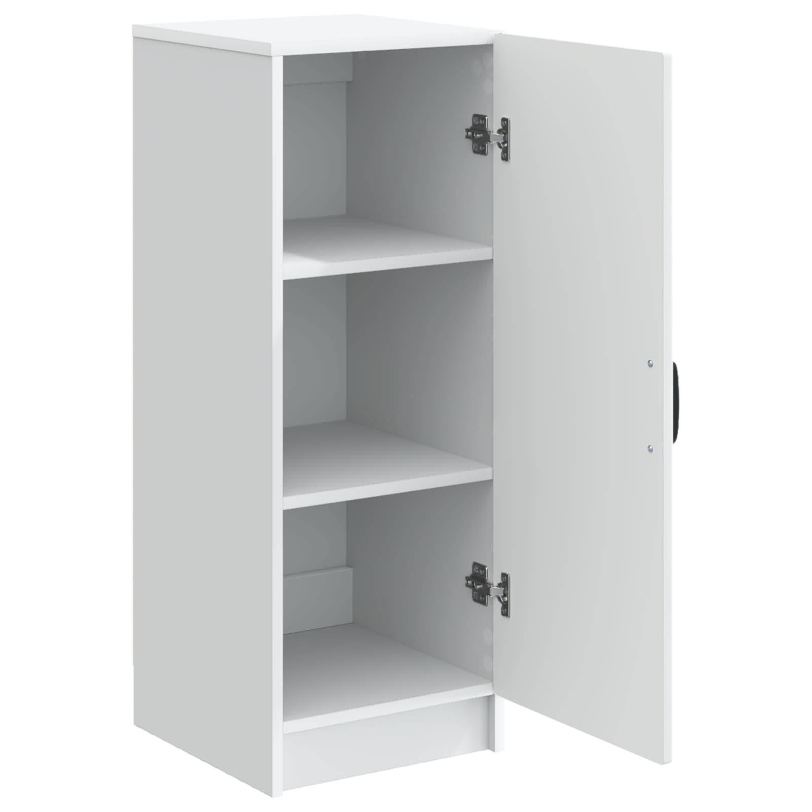 Weißer Schrank mit einer offenen Tür, auf dem drei innere Regale zu sehen sind.