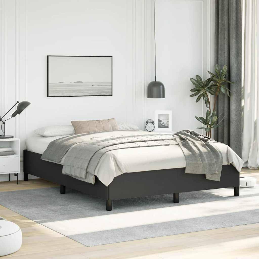 Modernes minimalistisches Schlafzimmer mit schwarzem Bett, grauer Bettwäsche, Nachttisch, Wandkunst, Lampe und großem Fenster mit Vorhängen und Pflanzen.
