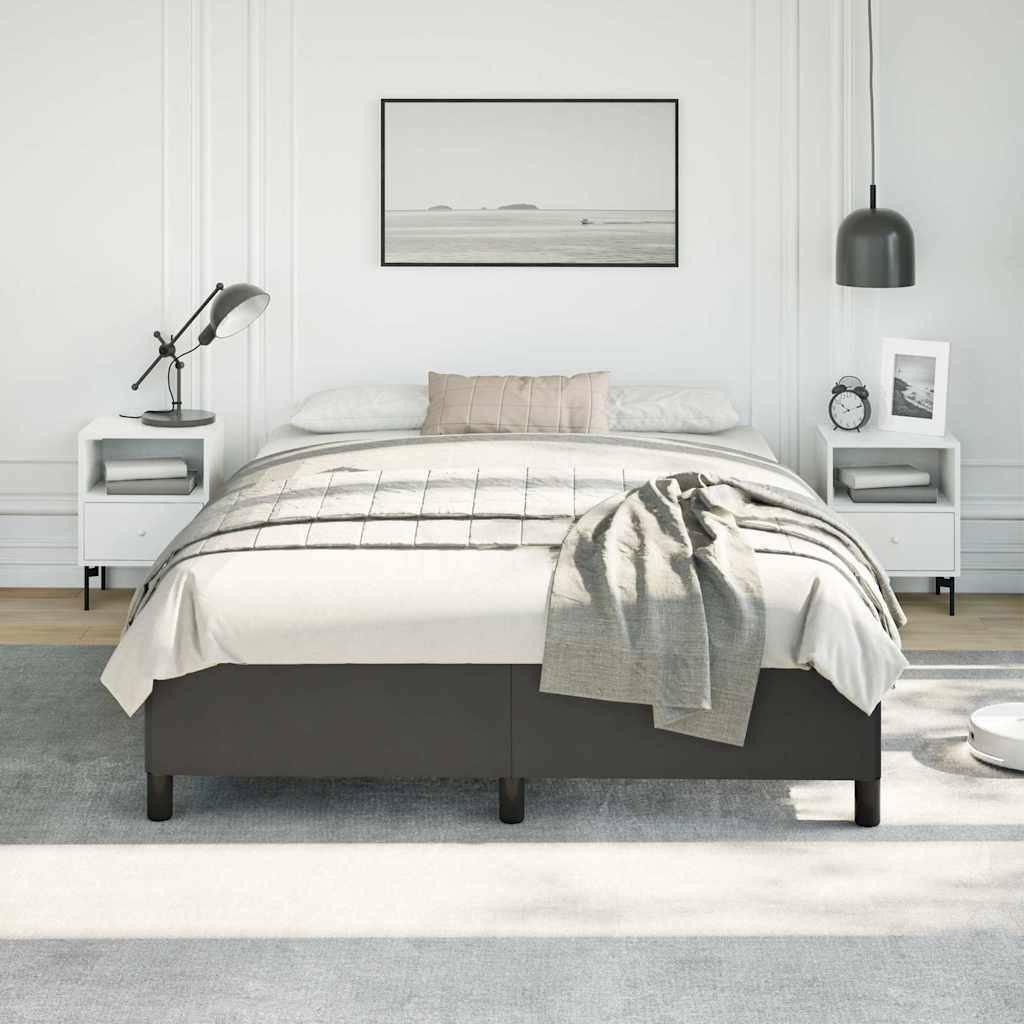 Minimales modernes Schlafzimmer mit einem ordentlich gemachten Bett, zwei Nachttischen, hängender Lampe, Schreibtischlampe und gerahmtem Meereslandschaftsbild über dem Kopfende.