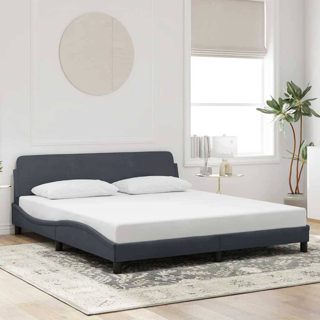 Modernes Schlafzimmer mit dunkelgrauem gepolstertem Plattformbett, weißer Bettwäsche, rundem Wandkunstwerk, Fenster, Pflanze und gemustertem Teppich.