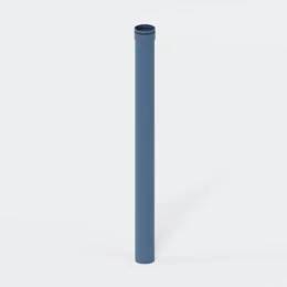 Blaues vertikales PVC-Rohrsegment, das aufrecht auf einem schlichten hellen Hintergrund steht.