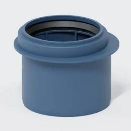 Blaue kunststoff-zylinderfitting mit breitem flansch und offener oberseite, dargestellt auf weißem hintergrund.