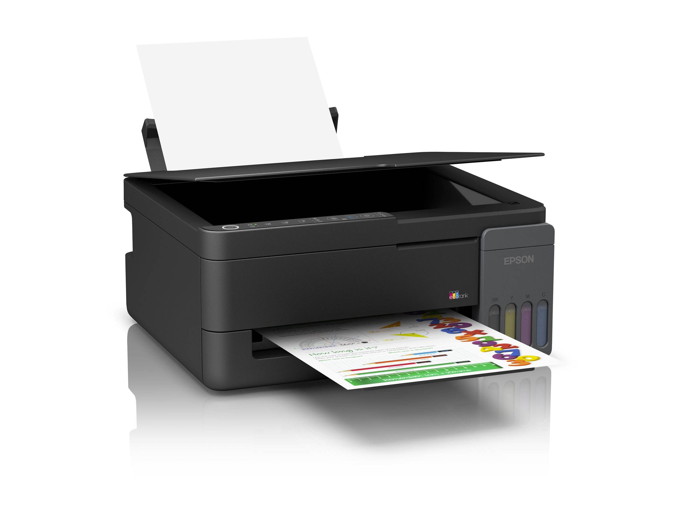Schwarzer Epson-Multifunktionsdrucker mit geöffnetem Scannnerdeckel, Papier in das hintere Tablett geladen und ein Farbdokument wird aus dem vorderen Ausgabetablett gedruckt.