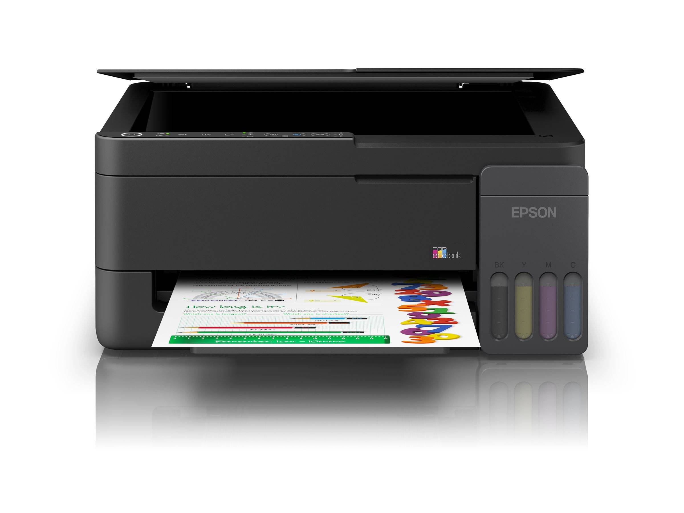 Schwarzer Epson Multifunktionsdrucker druckt ein farbiges Dokument, mit geöffnetem Scannerdeckel und sichtbaren Tintenvorratsbehältern auf der rechten Seite.