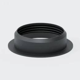 Schwarze Kunststoffkappe oder -adapter mit Gewinde und breitem Flansch, dargestellt vor einem schlichten, hellen Hintergrund.