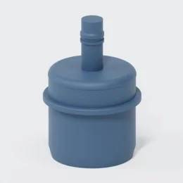 Blauer Kunststofffilter oder Patrone mit kurzer oberer Düse, gezeigt auf einfachem weißem Hintergrund.