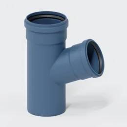 Blaue PVC-Rohrverschraubung mit einem 45-Grad-Abzweigungstück-Verbinder auf weißem Hintergrund.