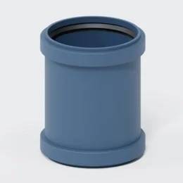 Blauer zylindrischer Rohranschluss oder Verbinder mit ausgestellten Rändern, dargestellt vor einem einfachen hellen Hintergrund.
