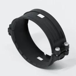 Schwarze Schlauchschelle mit Zirkeldesign und verstellbaren Schrauben, auf weißem Hintergrund gezeigt.