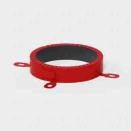 Roter kreisförmiger Klemm- oder Spannring mit drei Montagelaschen auf einem einfachen hellen Hintergrund.
