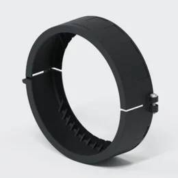 Schwarze verstellbare Schlauchschelle mit seitlicher Feststellschraube, gezeigt vor einem einfachen hellen Hintergrund.