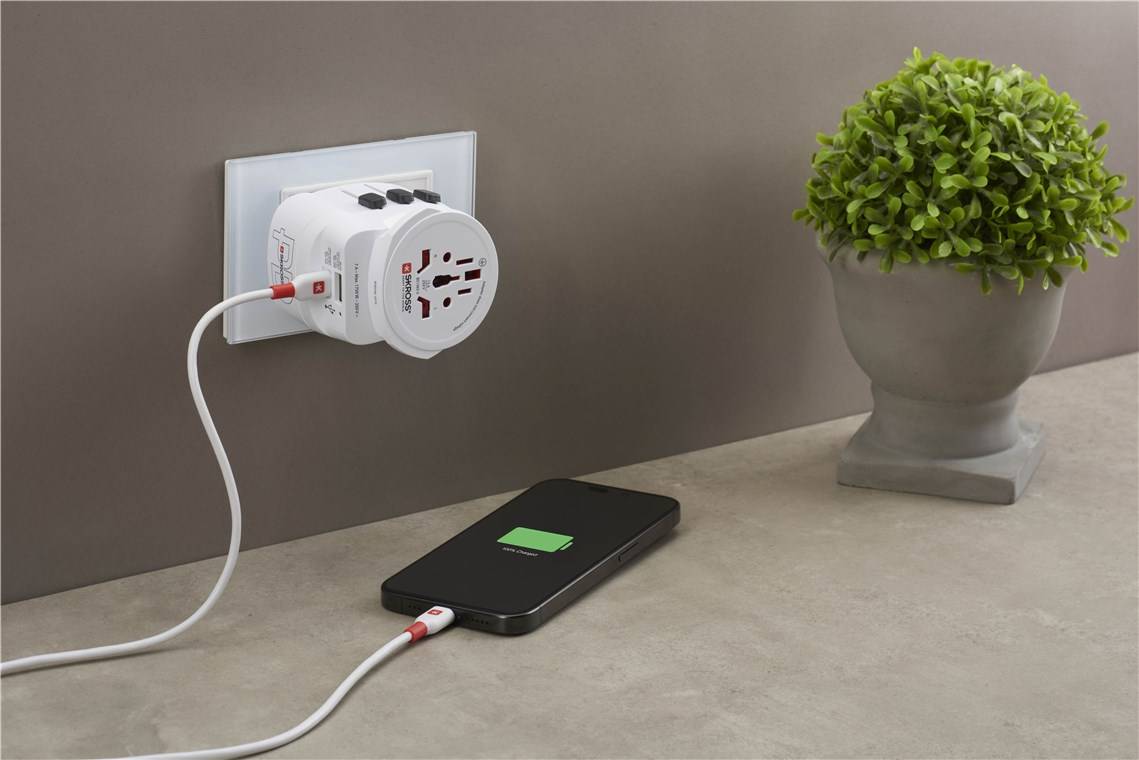 SKROSS 75253 Reiseadapter PRO Light USB AC45PD, weiß - 45 W, 1x USB-C™ und 1x USB-A plus internationale Netzstecker für 2- und 3-polige Geräte