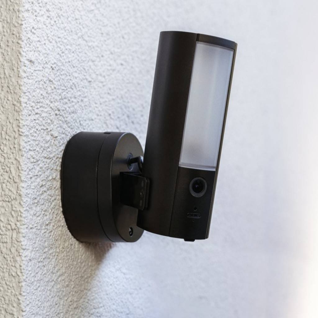 ABUS WLAN Licht Außen-KameraDie ABUS WLAN Licht Außen-Kamera kombiniert effektive Außenbeleuchtung mit moderner Videoüberwachung, um Ihr Zuhause