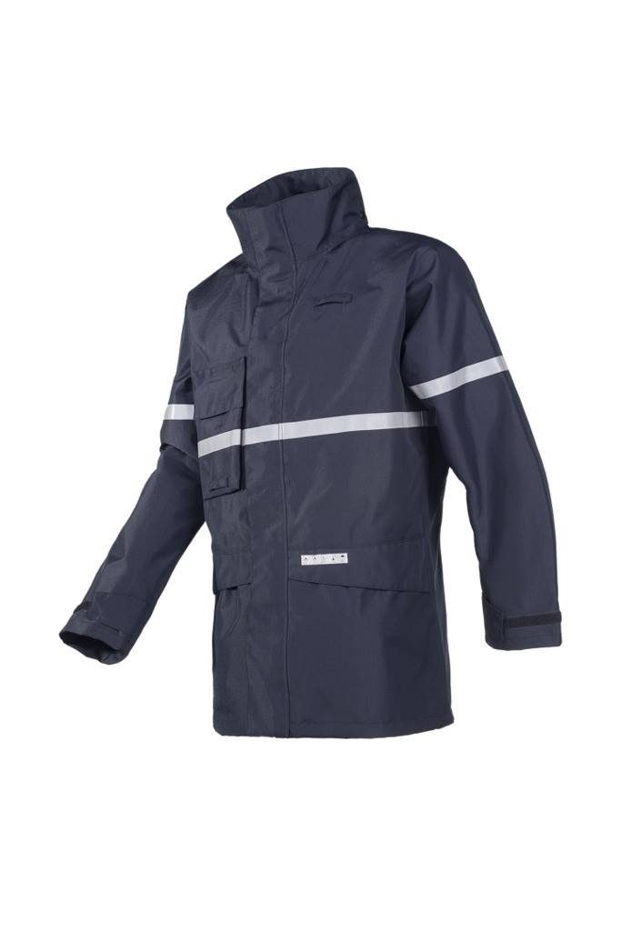 Marineblau gefütterter wasserdichter Kapuzenjacke mit reflektierenden silbernen Streifen an Ärmeln und Brust, auf weißem Hintergrund gezeigt.