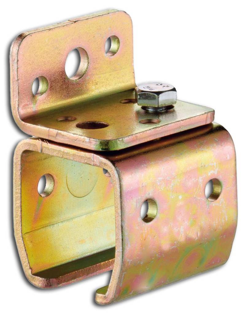 Nahaufnahme einer verzinkten Metallklammerhalterung mit Bolzen- und Schraubenlöchern, die zum Verbinden zweier Teile verwendet wird.