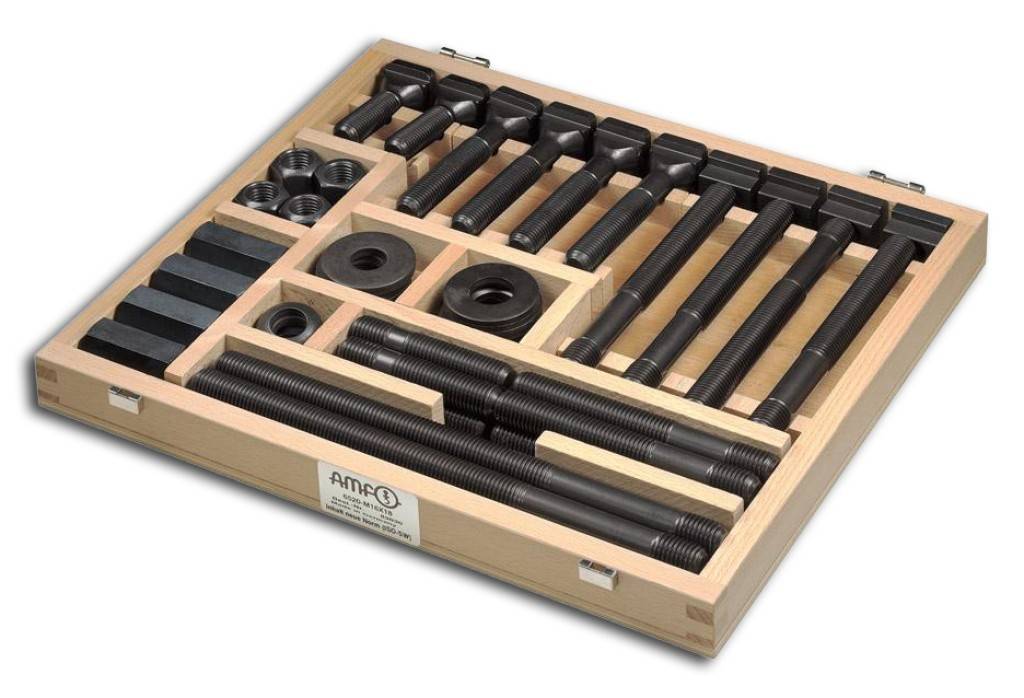Holzkasten mit einem Satz schwarzer Metallbolzen, Stangen, Abstandshalter und Ringe, die in beschrifteten Fächern angeordnet sind.