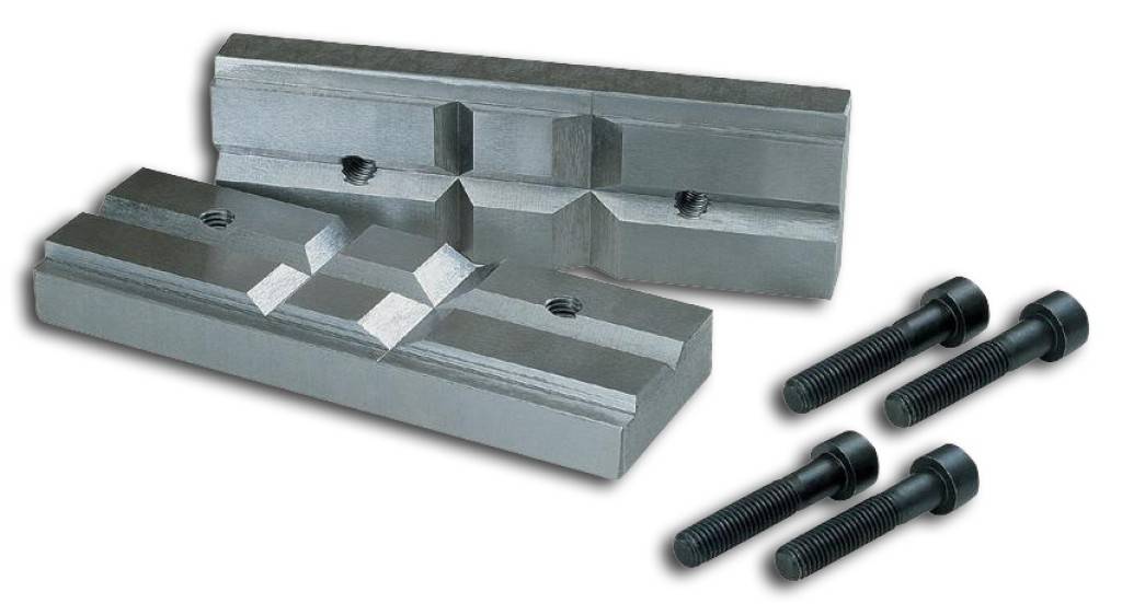 Zwei präzisions-Metallspannblöcke mit Schlitzen und vier schwarzen Bolzen, dargestellt als Hardwaresatz auf weißem Hintergrund.