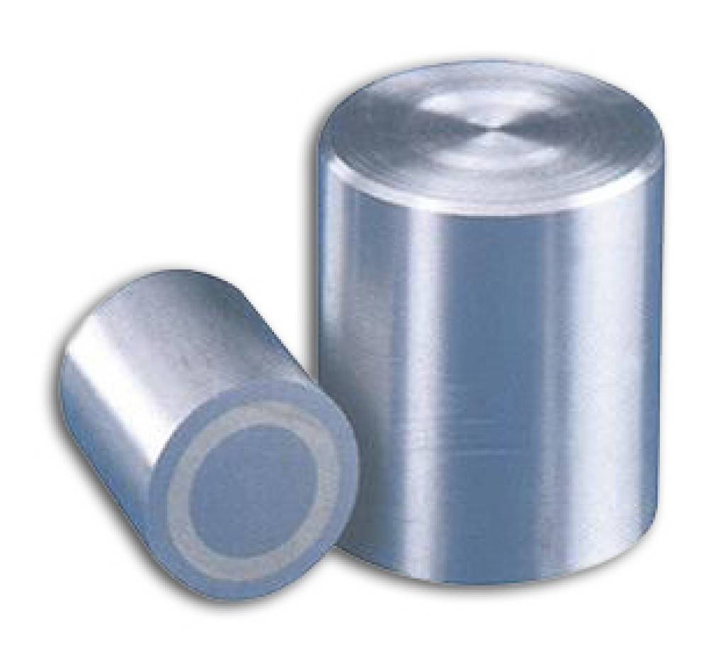 Zwei metallische zylindrische Batteriezellen, eine große aufrecht stehende und eine kleinere auf der Seite liegend.