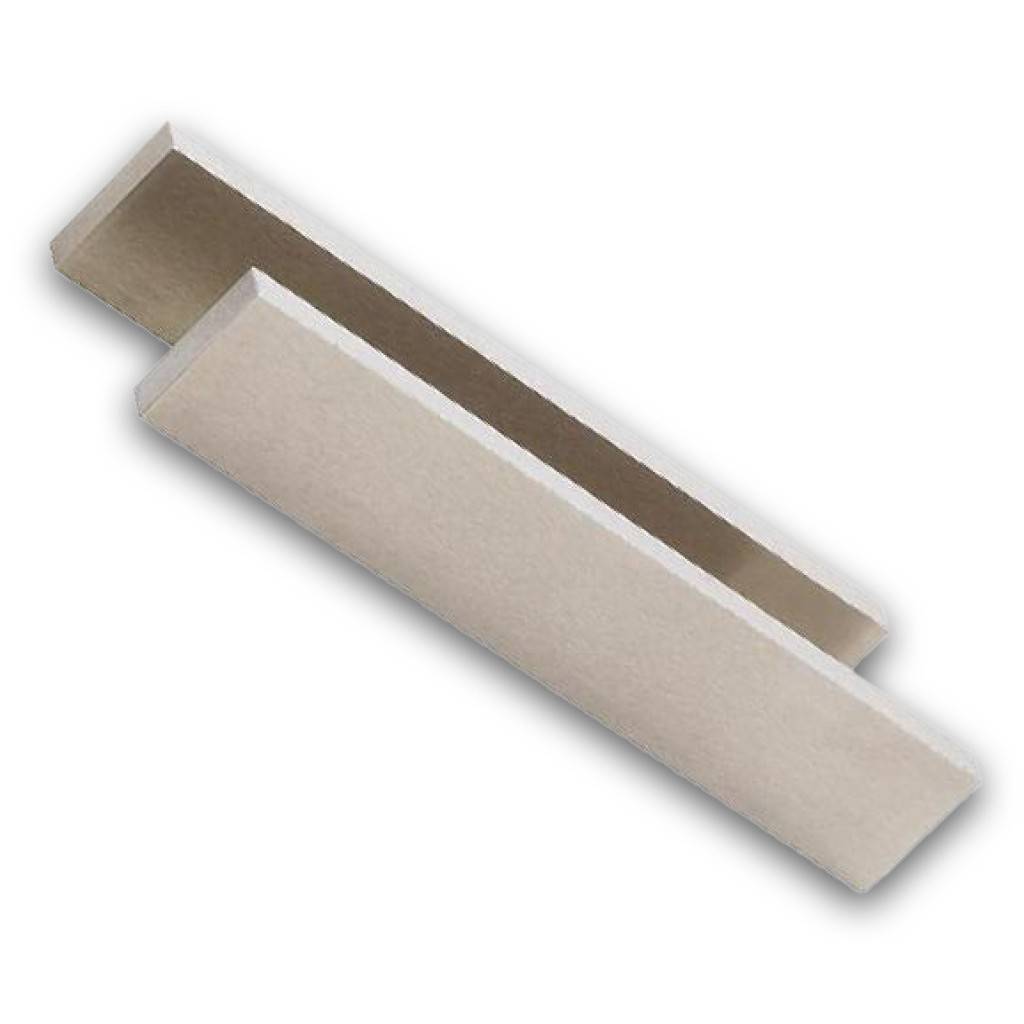 Offener beige Karton mit Deckel und Boden auf weißem Hintergrund gezeigt.