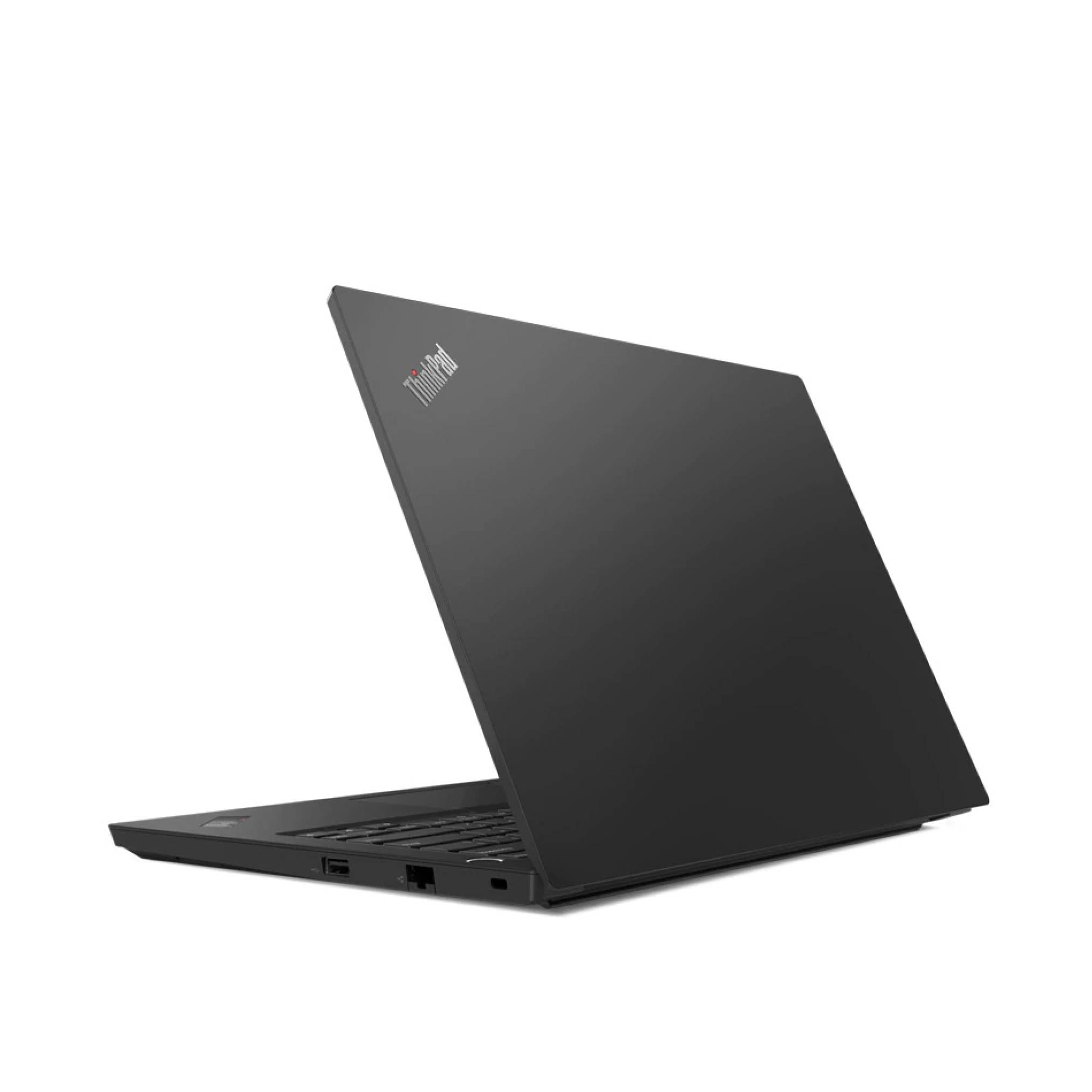 Schwarzer Lenovo ThinkPad-Laptop, teilweise geöffnet auf weißem Hintergrund, zeigt die Tastatur und die Anschlüsse an der Seite.