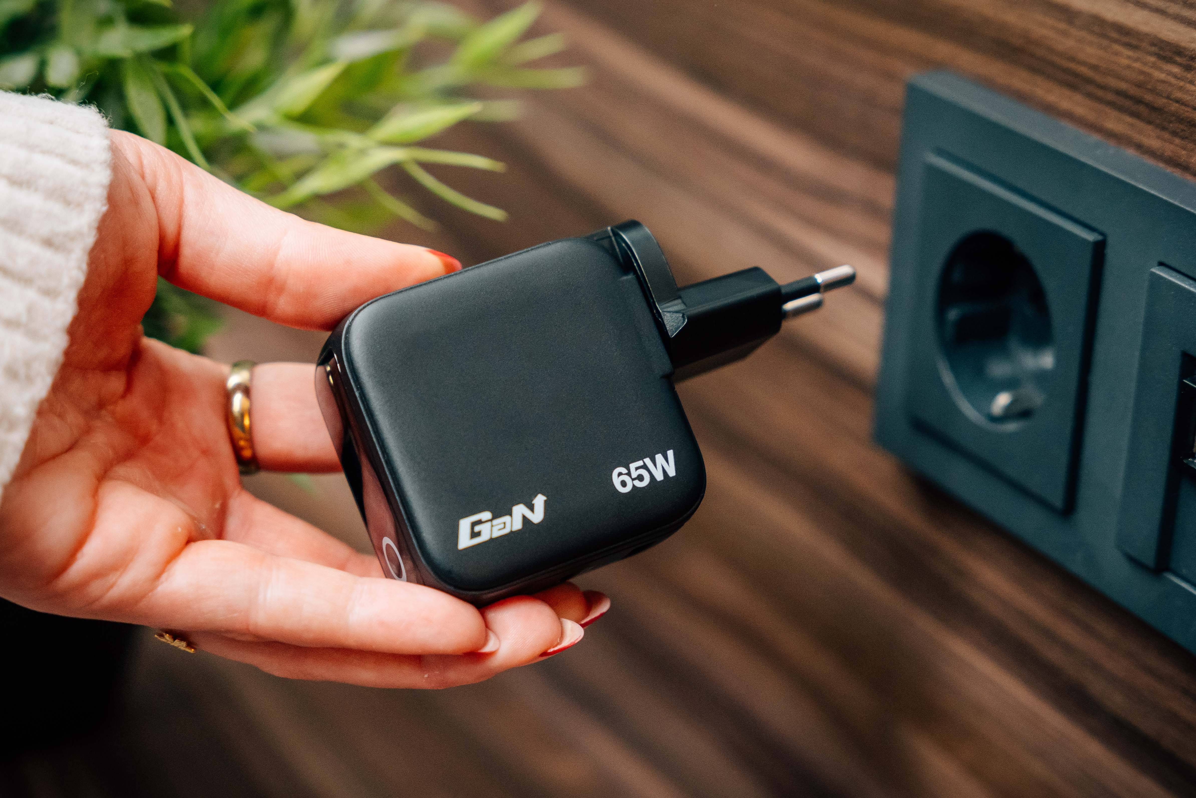 Verbatim 30238 Verbatim Mini GaN Charger 3 Port 65W w Display (EU/UK/US)