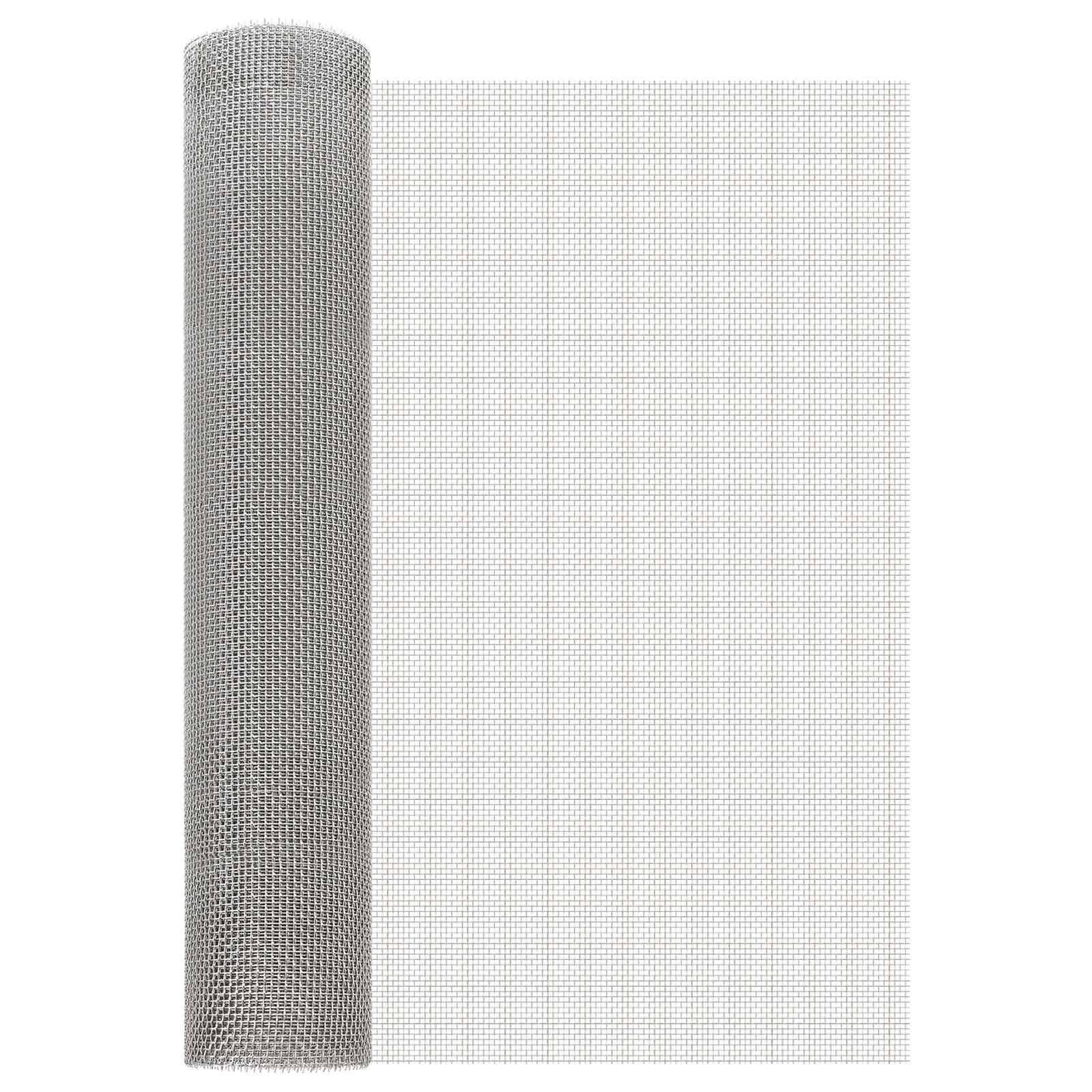 Aufgerolltes Blatt aus weißem Mesh- oder Siebmaterial, das aufrecht vor einem einfachen, hellen Hintergrund steht.