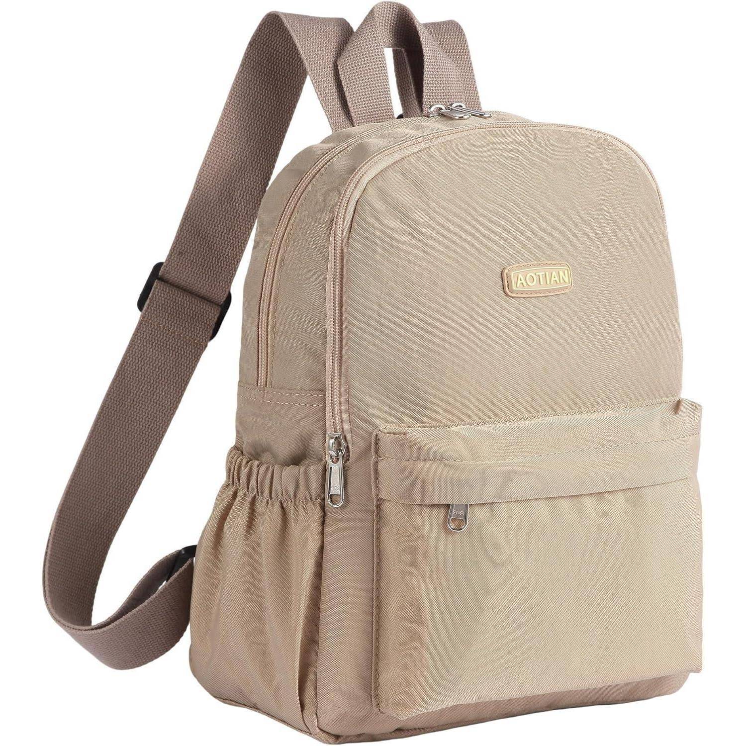 Beiger Rucksack mit braunen Riemen und vorderer Reißverschlusstasche, gezeigt auf weißem Hintergrund.