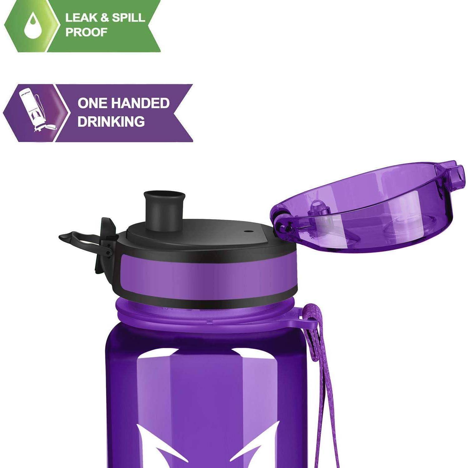 Violette auslaufsichere und spill-sichere Wasserflasche mit einhändiger Trinklkappe, gezeigt offen mit schwarzem Deckel und Trageband.