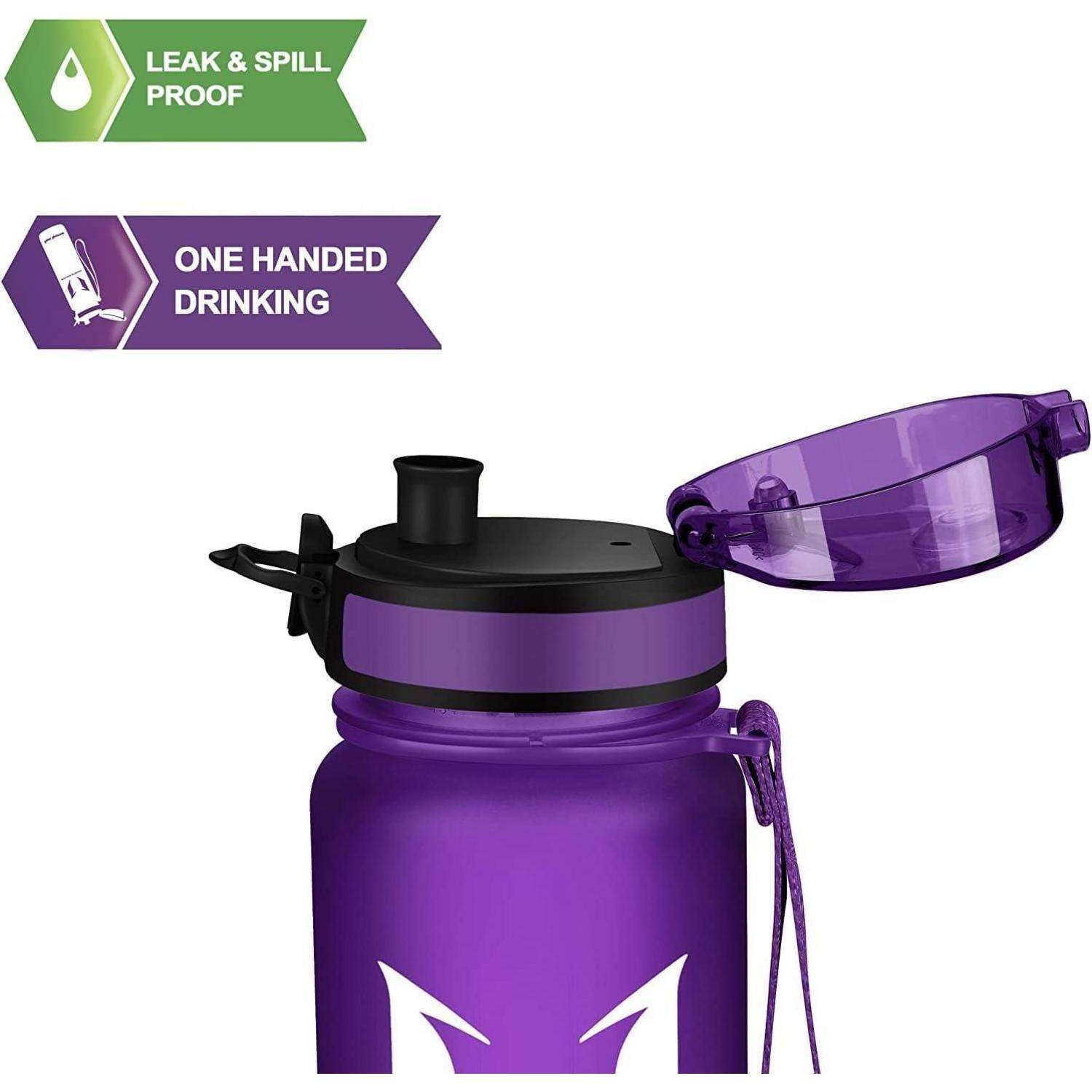 Violette auslaufsichere und verschüttungssichere Wasserflasche mit einhändiger Trinkldeckel, gezeigt mit offenem transparentem Deckel und Trageriemen.