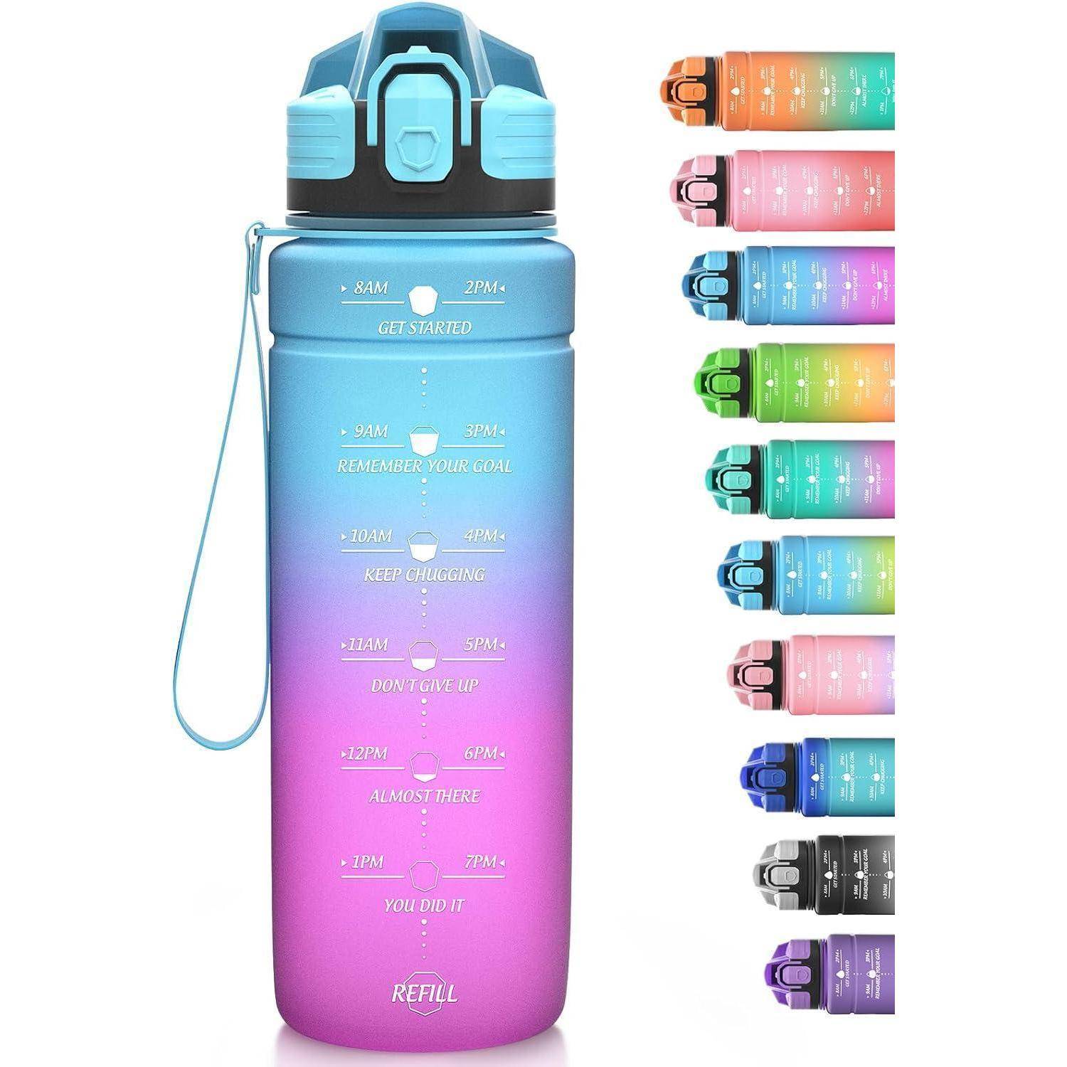Farbenfrohe Motivationstrinkflasche mit stündlichen Trinkenerinnerungen und einer Schlaufenbanderole, dargestellt in mehreren Farbvarianten auf der rechten Seite.