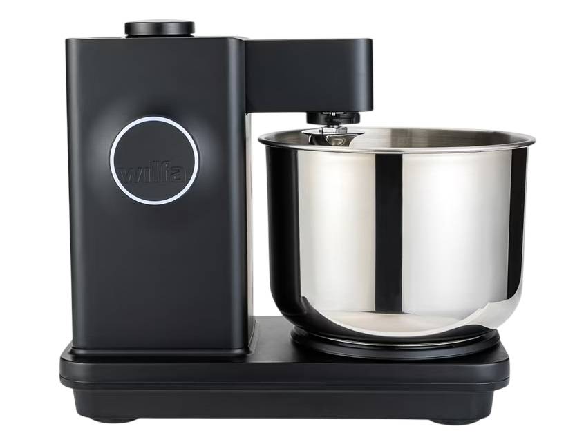 Schwarzer Standmixer mit Edelstahlschüssel und Markenlogo auf der Vorderseite vor weißem Hintergrund